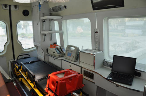 博乐市救护车内部
